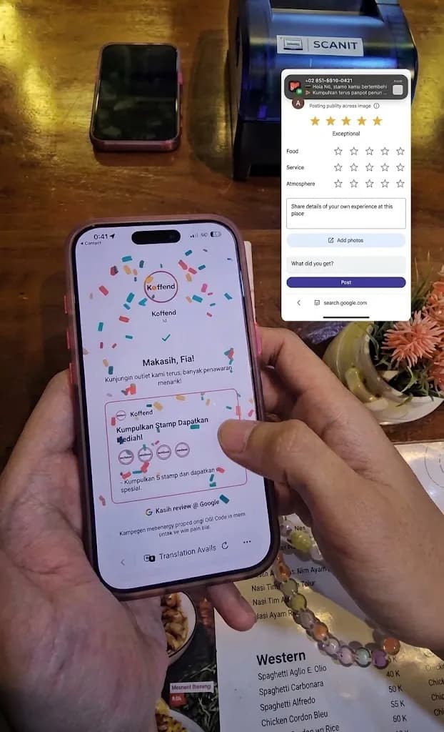 Layar ponsel menampilkan kartu stamp pelanggan dan ajakan memberi review Google