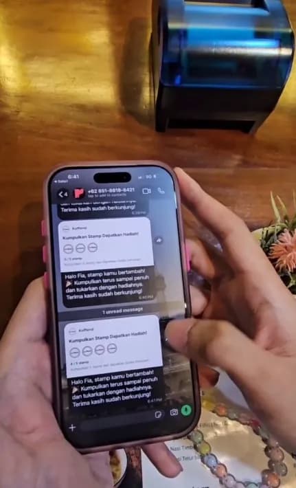 Percakapan WhatsApp berisi pemberitahuan stamp bertambah dan ajakan menukar hadiah